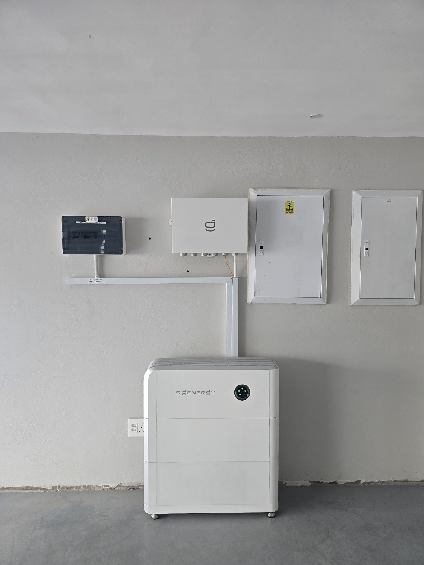 Compact inverter and battery setup